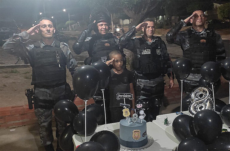 Mãe liga para PMs convidando para aniversário e policiais surpreendem garoto de 8 anos