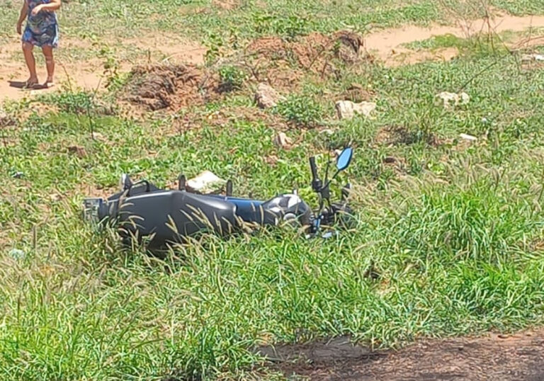Jovens ficam gravemente feridos após colisão entre carro e moto na BR 316