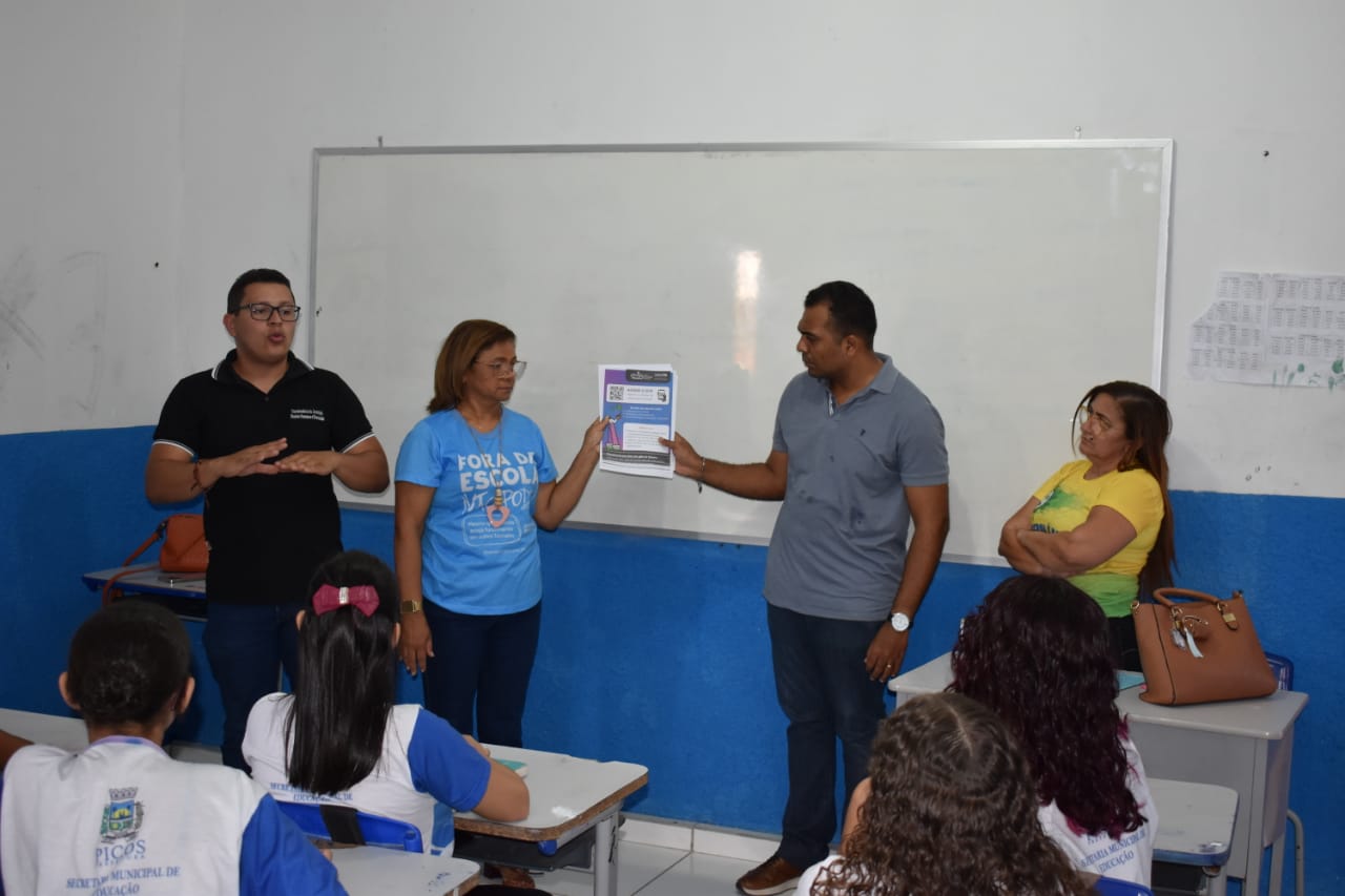 Equipe técnica da SEME visita escolas municipais para realizar o cadastramento dos alunos na plataforma “Um Milhão de Oportunidades” 