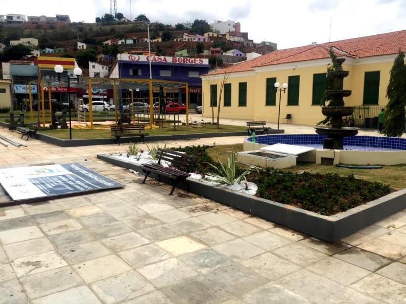 Praça Josino Ferreira no centro de Picos.