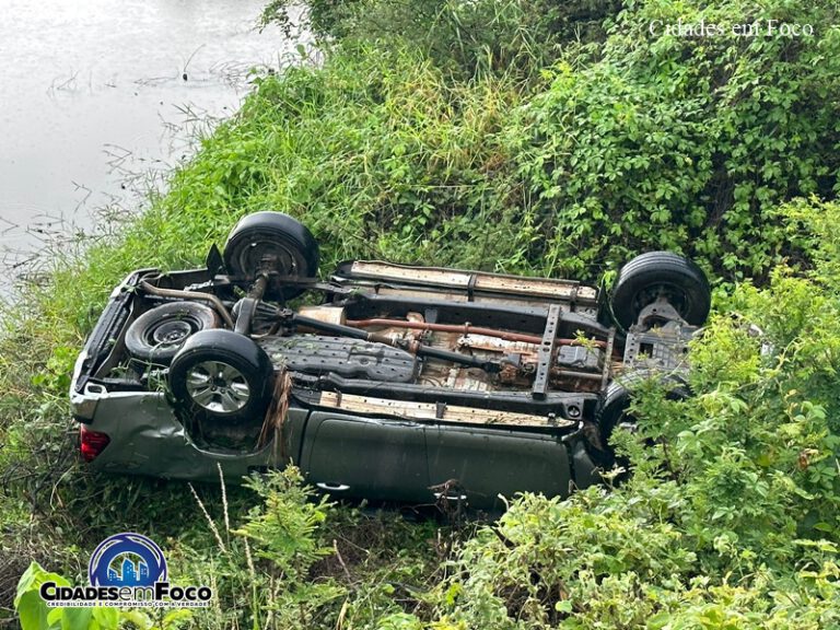 Médico de Picos sofre acidente na BR-407 em Jacobina do Piauí; veja fotos do trecho