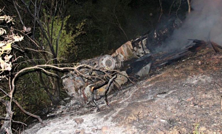 Caminhão tomba e pega fogo na BR 407 em Jaicós