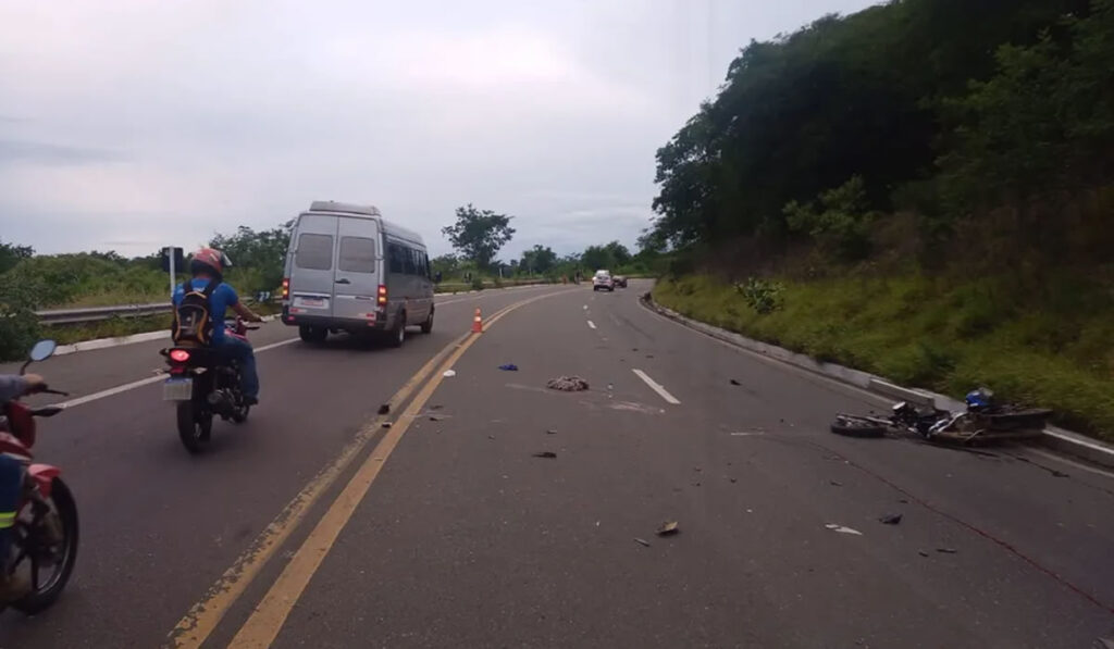 Acidente envolvendo moto e caminhão em Picos, sul do Piauí — Foto: Divulgação ASCOM/PRF