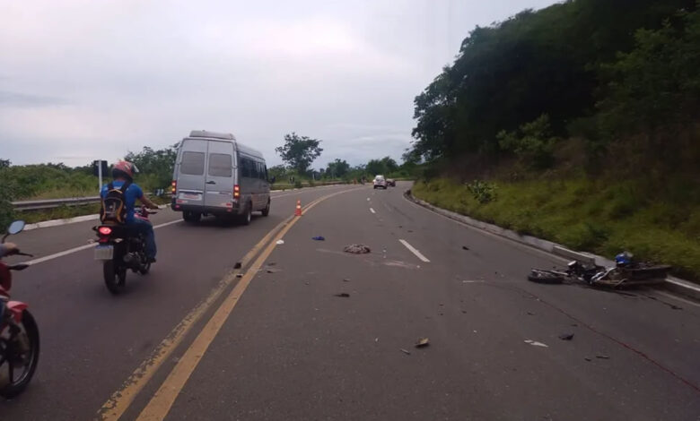 Acidente envolvendo moto e caminhão em Picos, sul do Piauí — Foto: Divulgação ASCOM/PRF