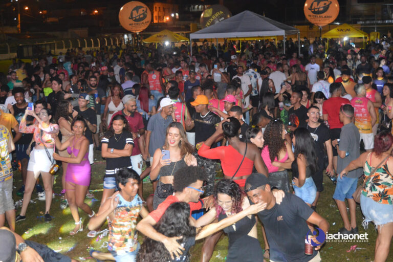 Carnaval de Picos atrai multidões com animação e diversão na terceira noite