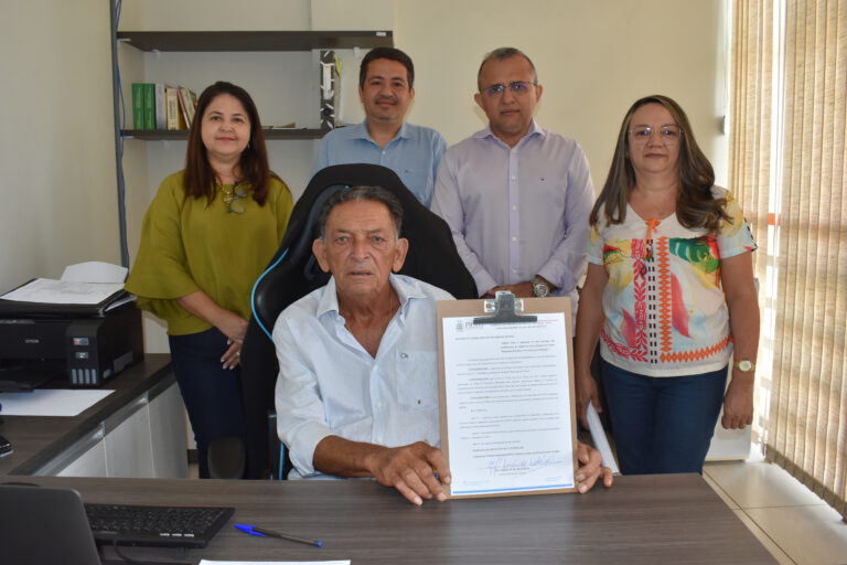 Prefeito Gil Paraibano assina reajuste de 14,95% no piso salarial dos professores efetivos