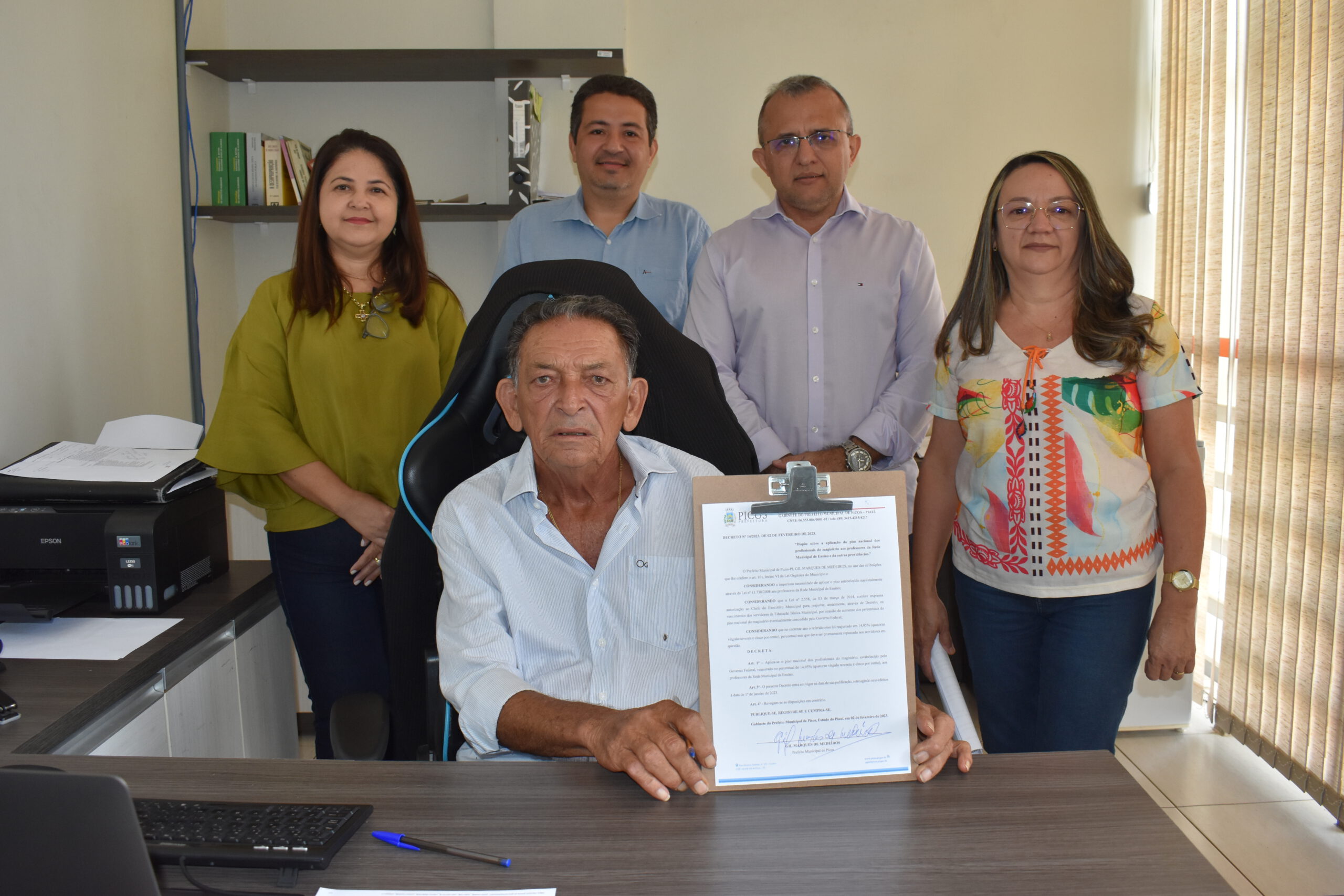 Prefeito Gil Paraibano assina reajuste de 14,95% no piso salarial dos professores efetivos