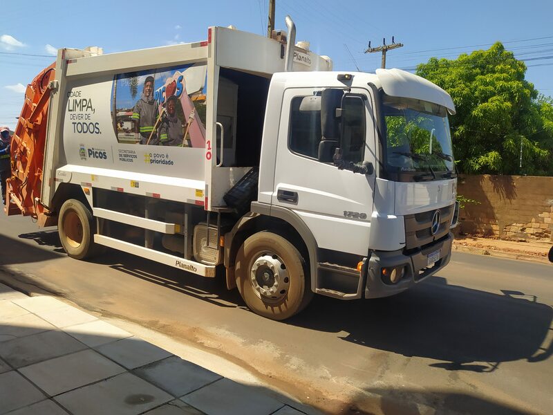 Secretaria de Serviços Públicos intensificam os trabalhos de coleta de lixo (Foto: Rawena Sousa)