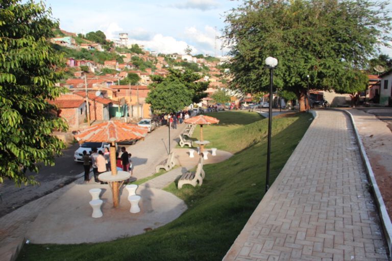 Praça “Multieventos” é inaugurada no bairro Paroquial em Picos