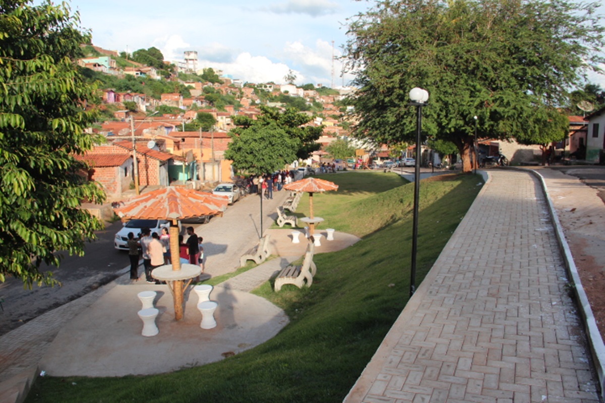 Praça “Multieventos” é inaugurada no bairro Paroquial em Picos
