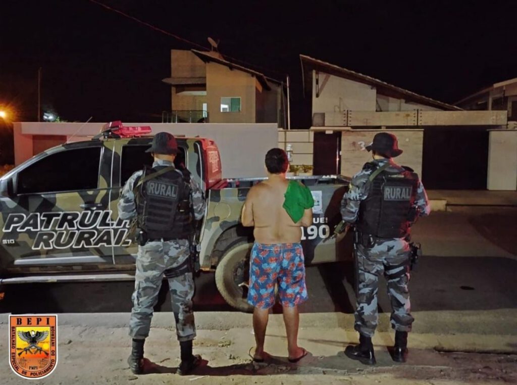 Durante a ação, os policiais apreenderam uma garrafa plástica com 25 invólucros de substância análoga a cocaína.