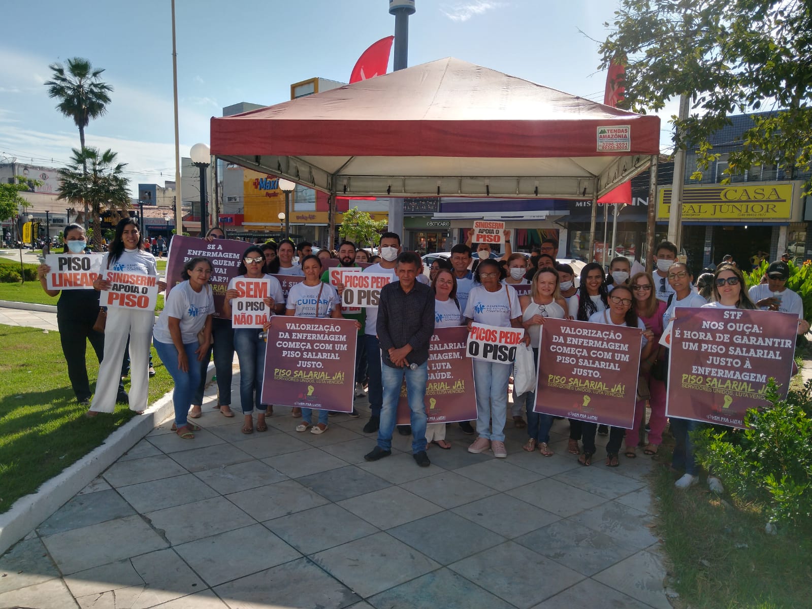 Profissionais da Enfermagem realizam manifestação no centro de Picos