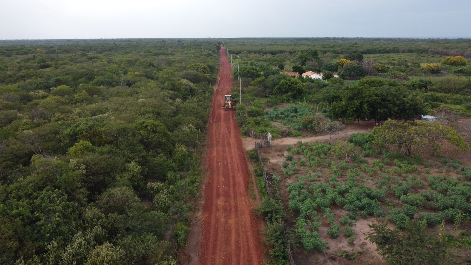Prefeitura de Picos intensifica obras de alargamento e abertura de estradas vicinais na localidade Chapada do Mocambo