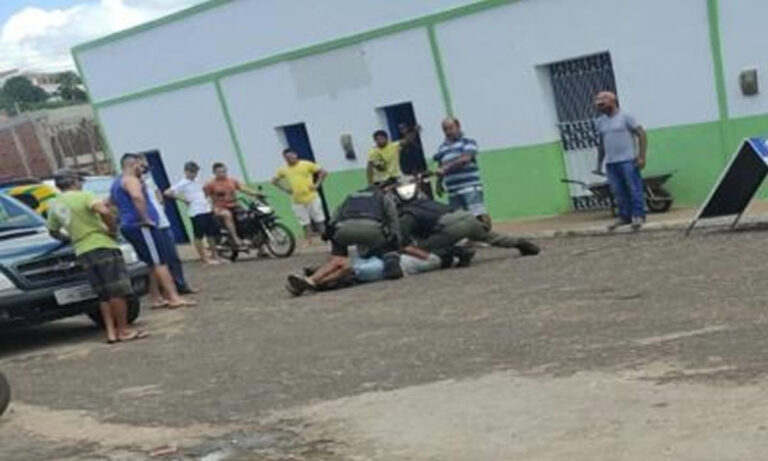 Homem é preso após ameaçar duas pessoas com arma branca em comércio de Bocaina