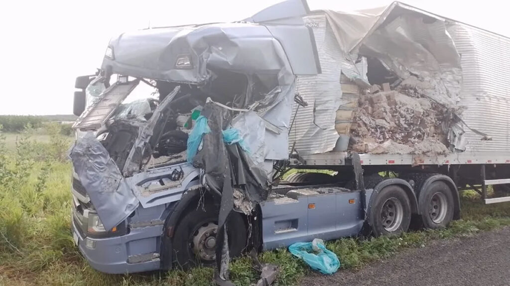 Colisão entre duas carretas deixa um morto na BR-316, em Alegrete do Piauí — Foto: Divulgação /Corpo de Bombeiros