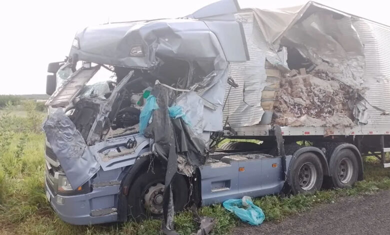 Colisão entre duas carretas deixa um morto na BR-316, em Alegrete do Piauí — Foto: Divulgação /Corpo de Bombeiros