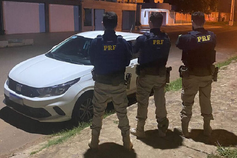 PRF recupera veículo furtado em ação na BR-316, em Picos