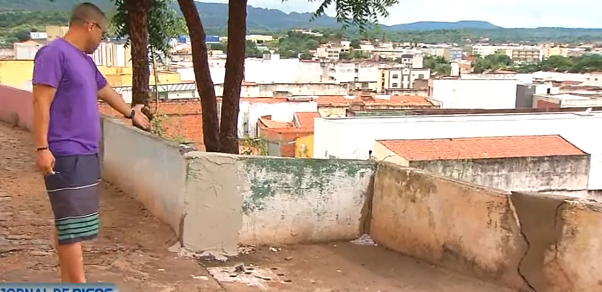 Fortes chuvas causam deslizamento de terra e queda de paredão no Morro da Mariana em Picos