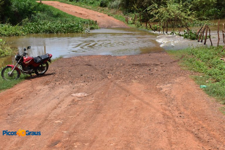 Passagem molhada em Picos oferece riscos a motoristas e motociclistas