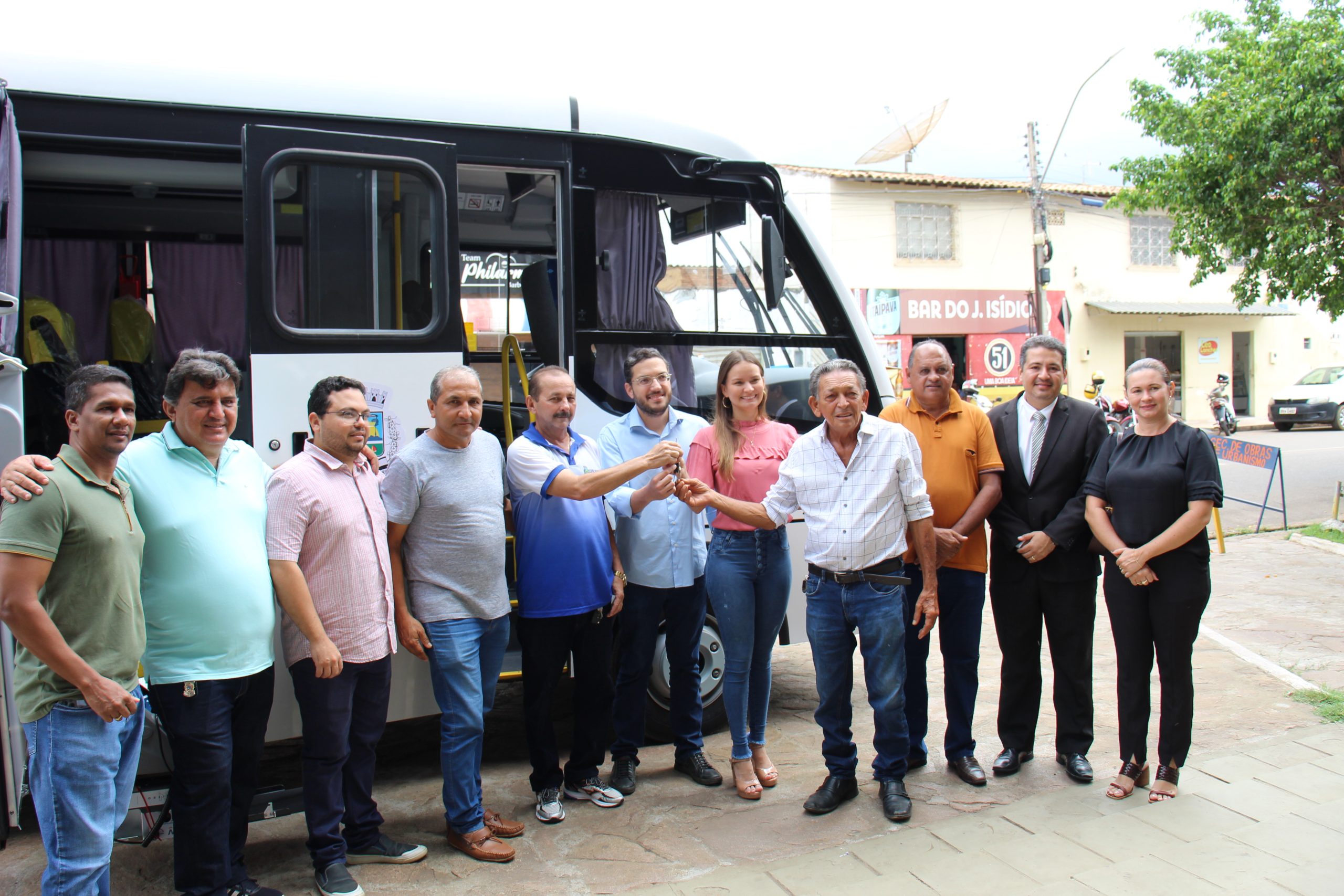 Prefeitura de Picos recebe micro-ônibus para atender às necessidades da Secretaria de Saúde com transporte de pacientes