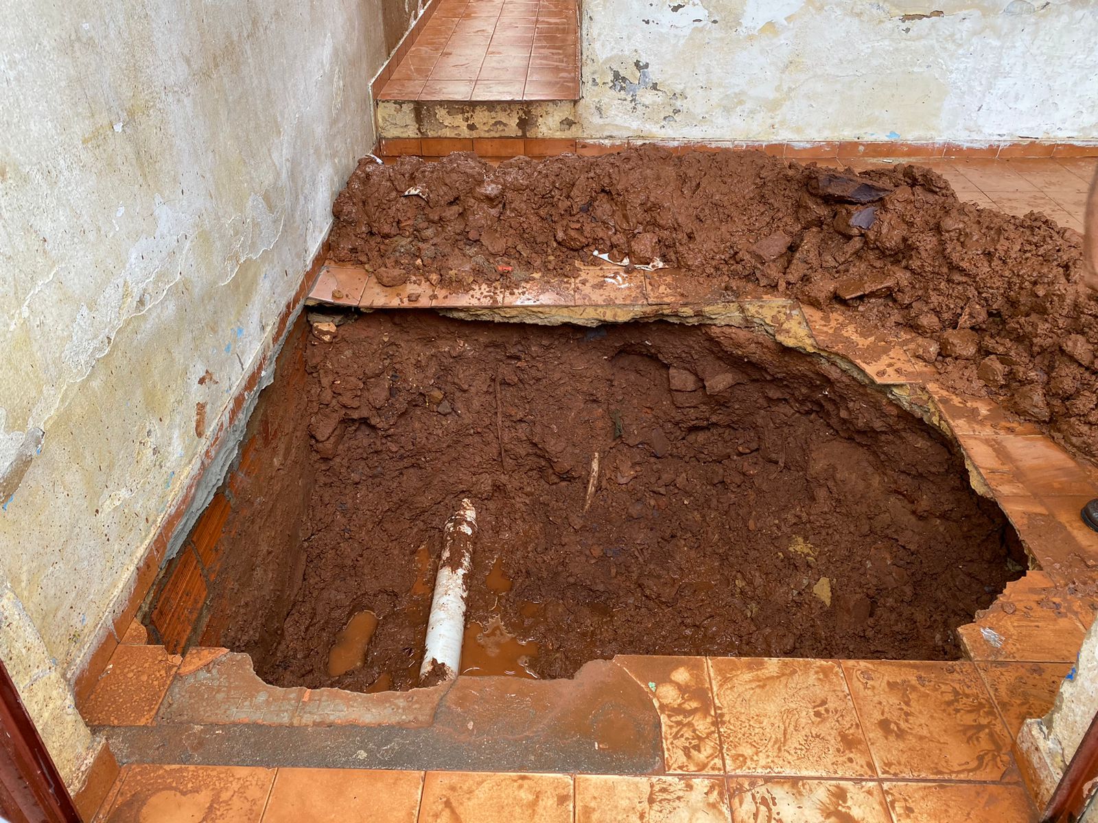 Cratera abre em residência em Picos; Defesa Civil realiza vistoria