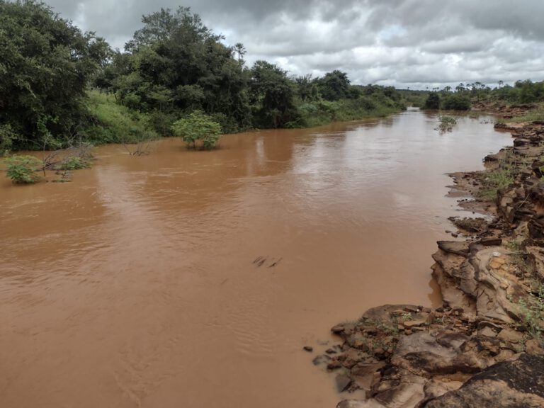 Rio Guaribas aumenta volume após fortes chuvas em Picos
