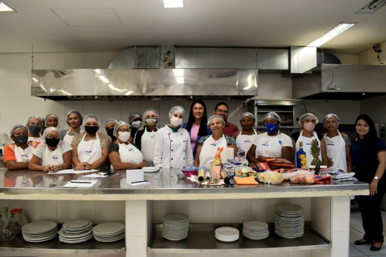Semtas realiza oficina de produção de ovos de páscoa para as mulheres do SCFV