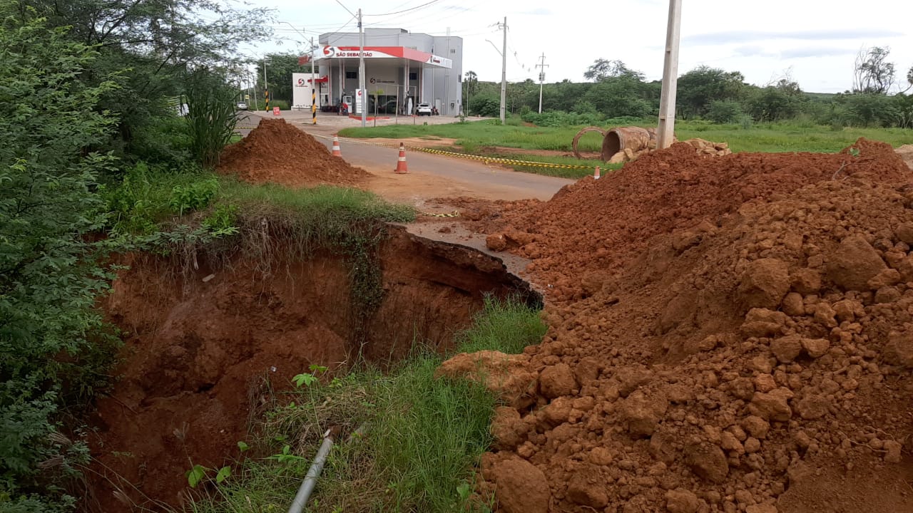 Chuvas provocam cratera em rodovia de acesso a comunidades em Picos