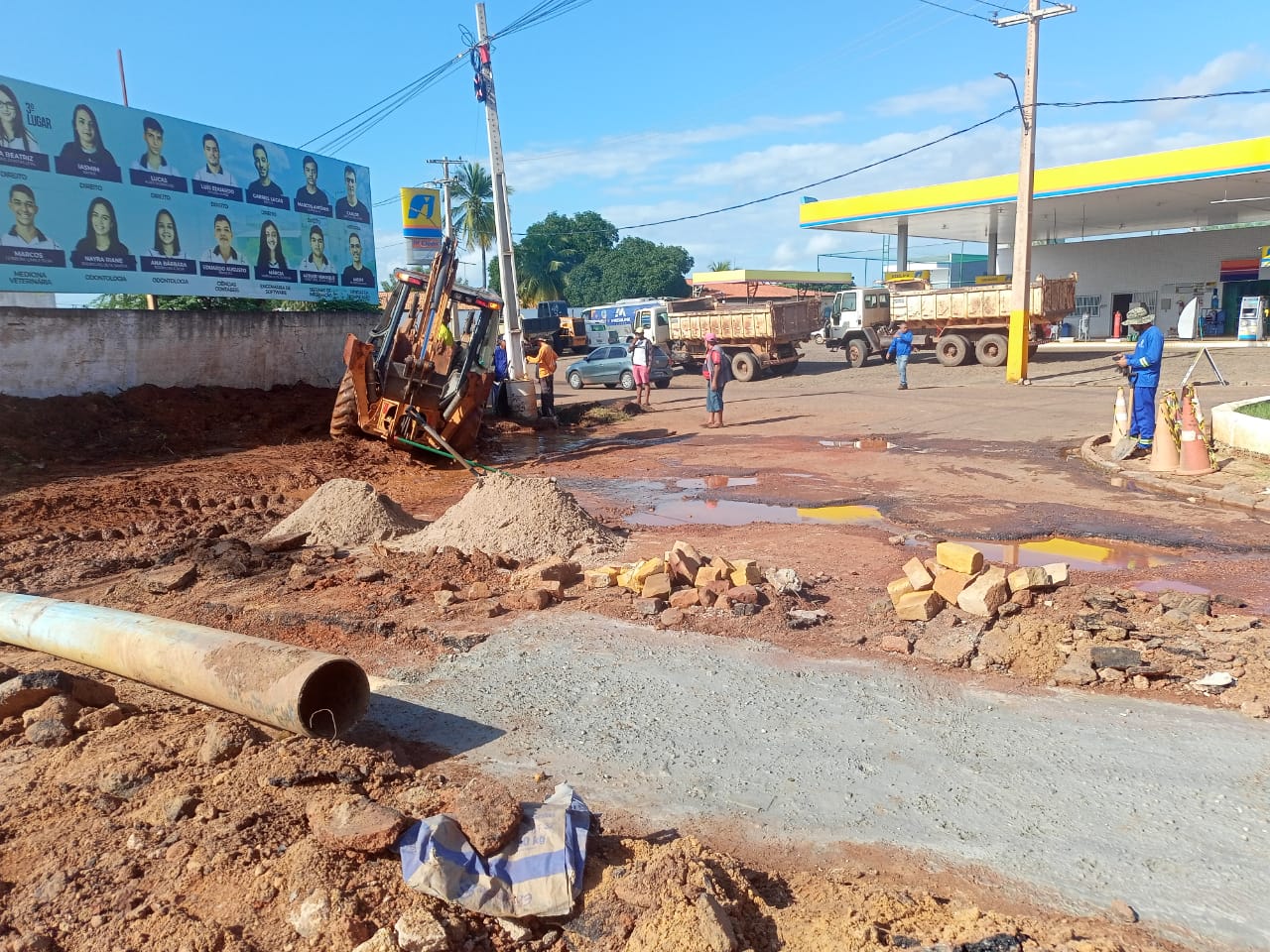 Prefeitura de Picos executa obras de alargamento, sistema de esgoto e reforma do meio-fio da rotatória da Avenida Severo Eulálio