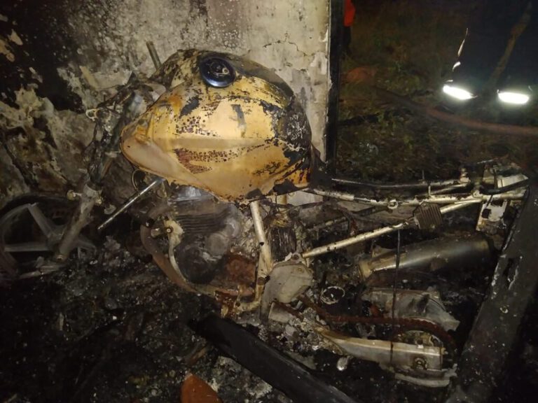 Incêndio destrói três carros e uma moto no bairro Aerolândia em Picos