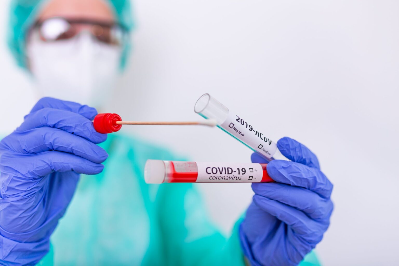Nova cepa da Covid-19, “variante da rouquidão” provoca internações;veja sintomas