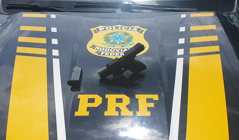 Arma de fogo apreendida pela equipe da PRF (Foto: Polícia Rodoviária Federal)