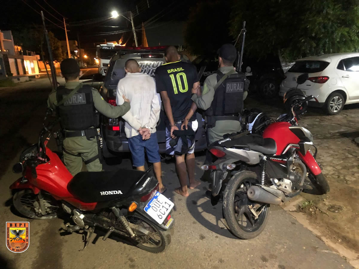 Policiais militares prendem dupla suspeita de roubos na zona rural de Picos e recuperam motocicleta