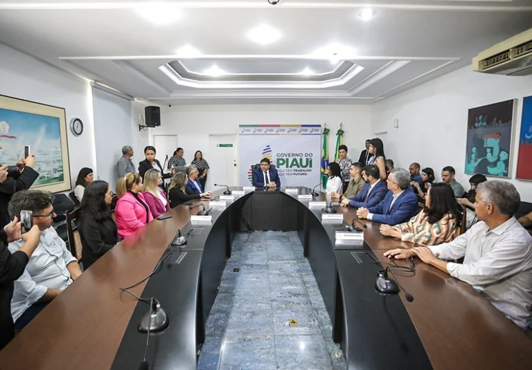 Governador anuncia reajuste de 50% nas bolsas de estudantes da Uespi