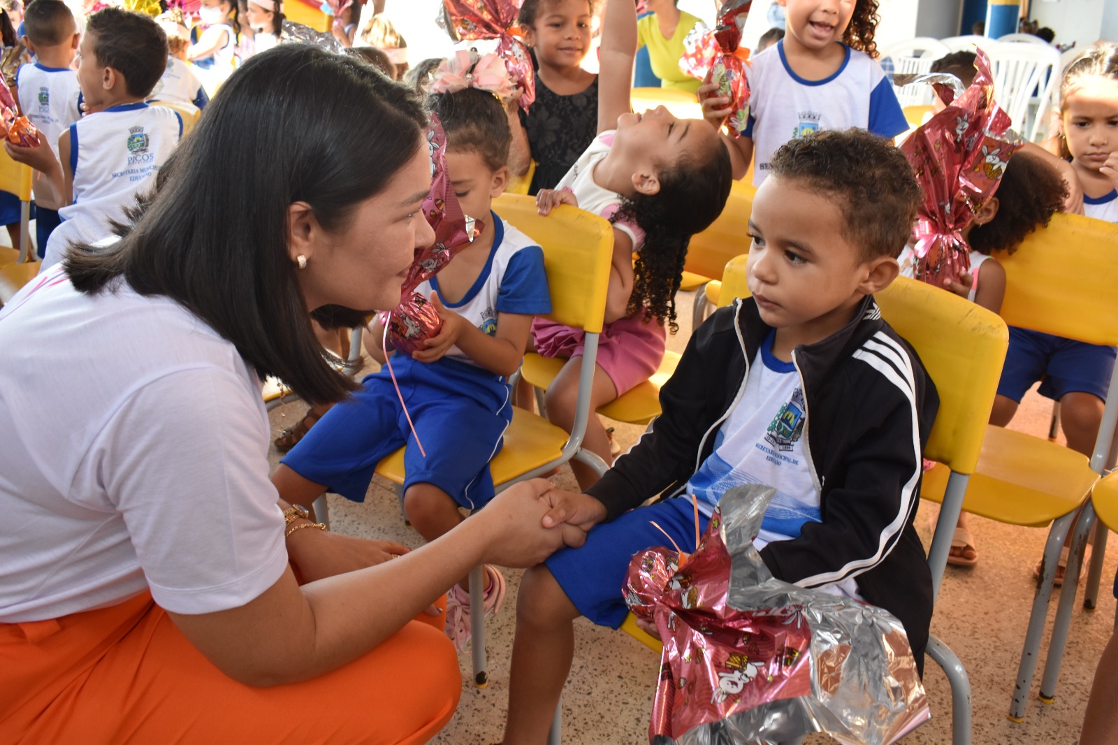 Projeto da primeira-dama de Picos entrega Ovos de Páscoa para alunos da rede municipal de ensino
