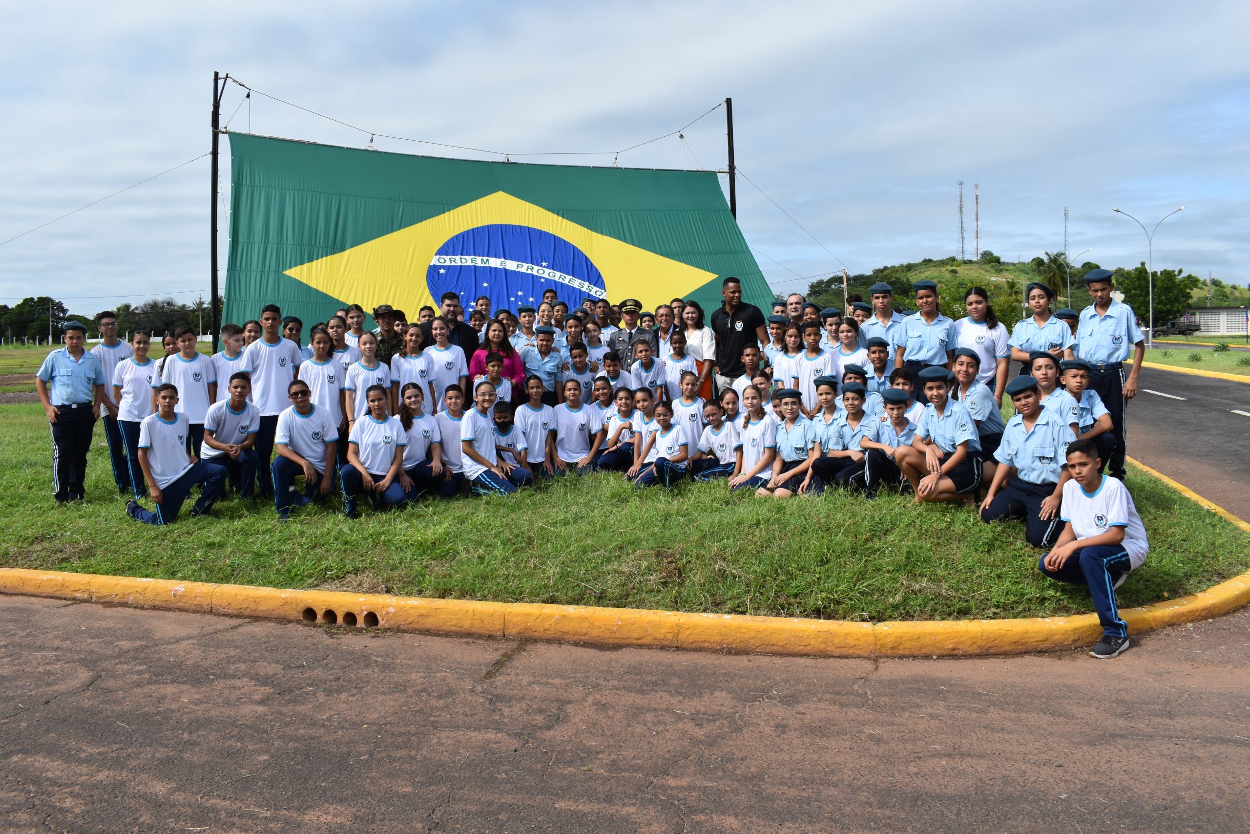 Alunos da Escola Cívico-Militar de Picos participam de solenidade em homenagem ao Dia do Exército Brasileiro