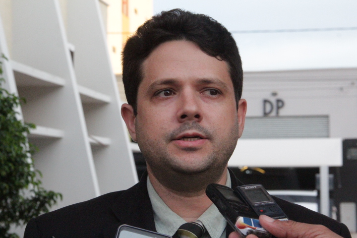 Eriberto Barros solicita limpeza geral e capina de rua no bairro Conduru