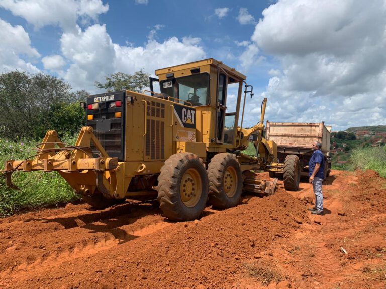 Secretaria de Serviços Públicos de Picos realiza terraplanagem de vias que dão acesso a localidade Quilombo