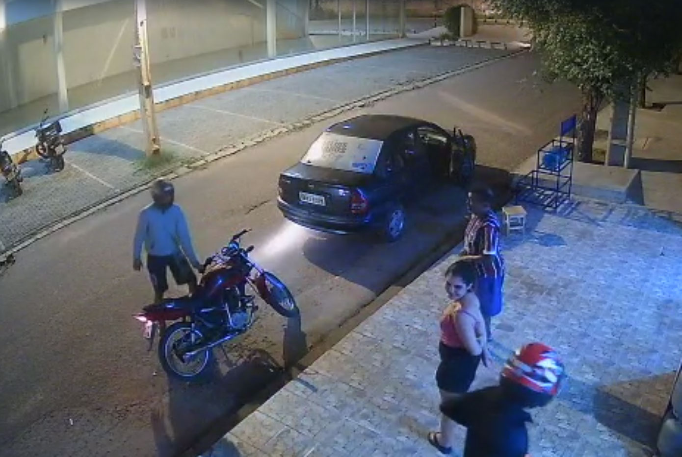 Comércio é assaltado e homem reage ao crime na subida do Morro da AABB em Picos; veja vídeos!