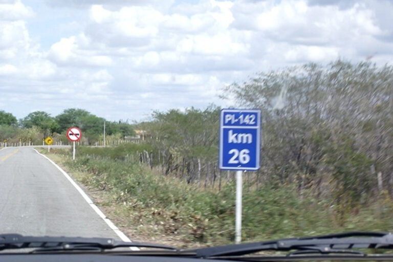 Homem tem motocicleta e roupas roubadas na rodovia PI-142