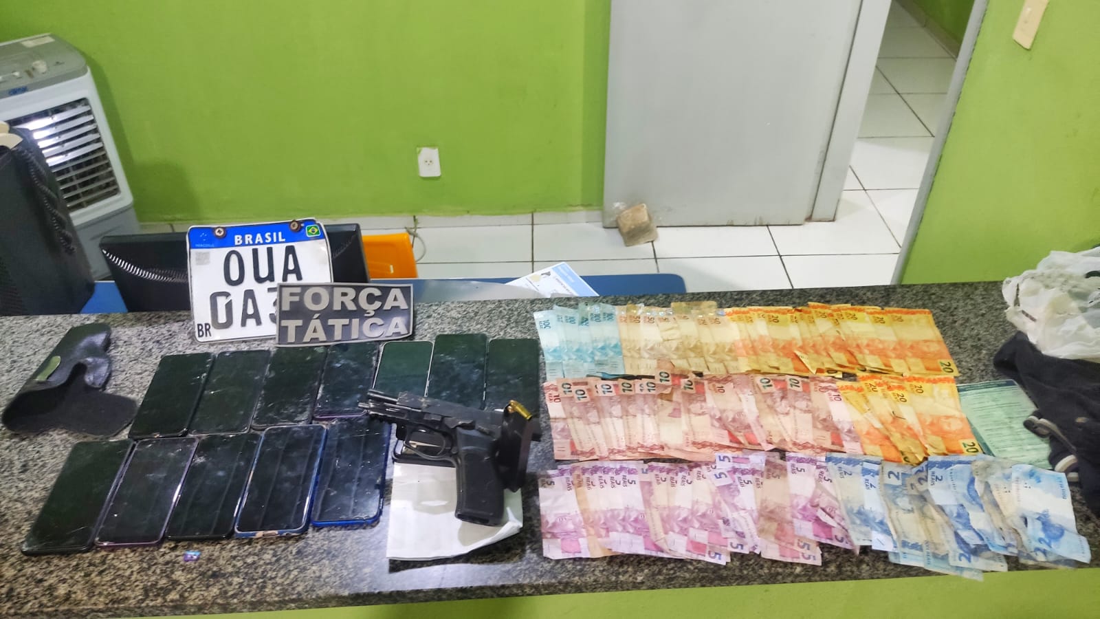 Foragidos da justiça são presos após roubos em série