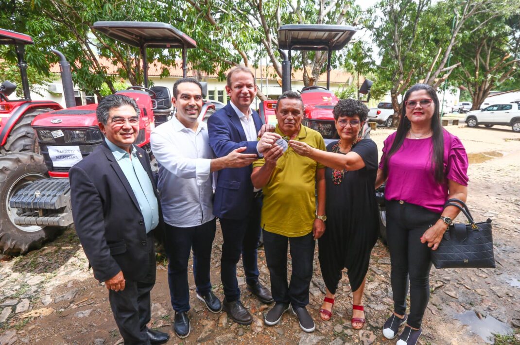 Governo do Piauí entrega tratores e implementos agrícolas a agricultores familiares de 26 municípios