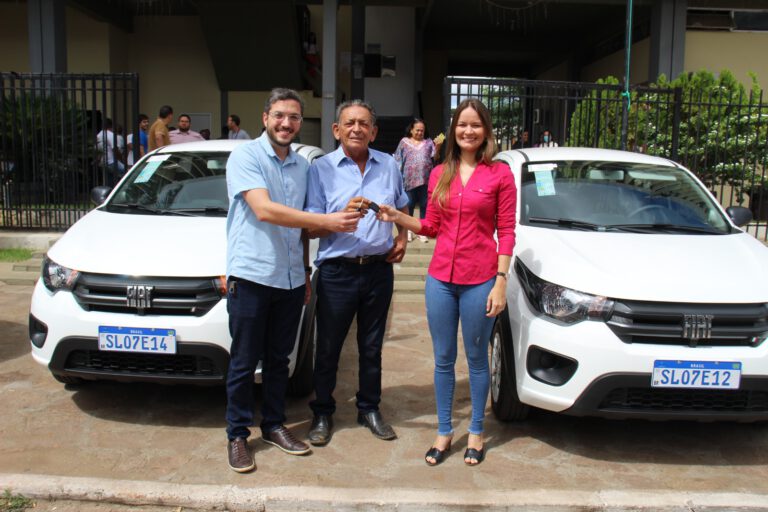 Prefeito Gil Paraibano faz entrega de dois carros novos para a Secretaria de Saúde