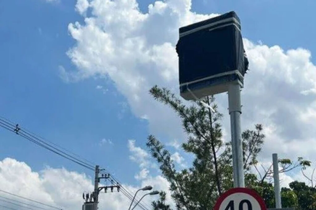 Radar de velocidade coberto por saco preto | Rodrigo Nagafuti