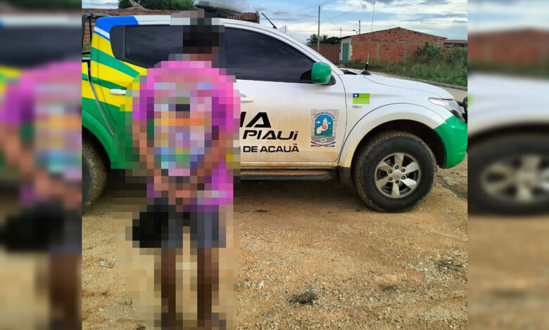 Além da captura, a polícia apreendeu cinco invólucros de substância análoga à cocaína no bolso do homem