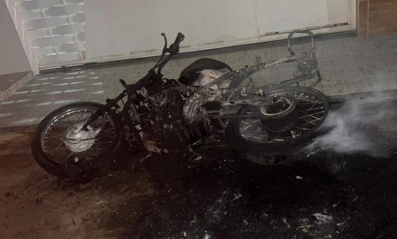 omem é detido pela Polícia Militar após atear fogo na motocicleta da companheira durante discussão em Paulistana.