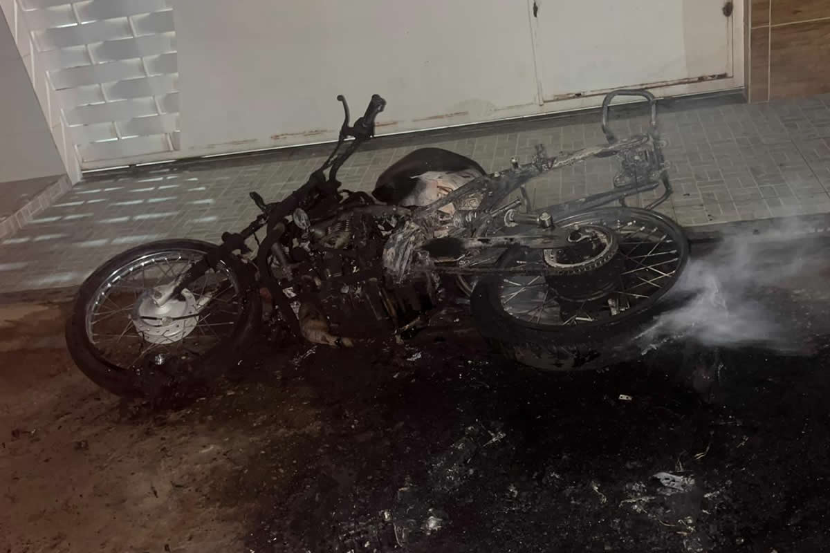 Homem é detido após atear fogo na motocicleta da companheira em Paulistana