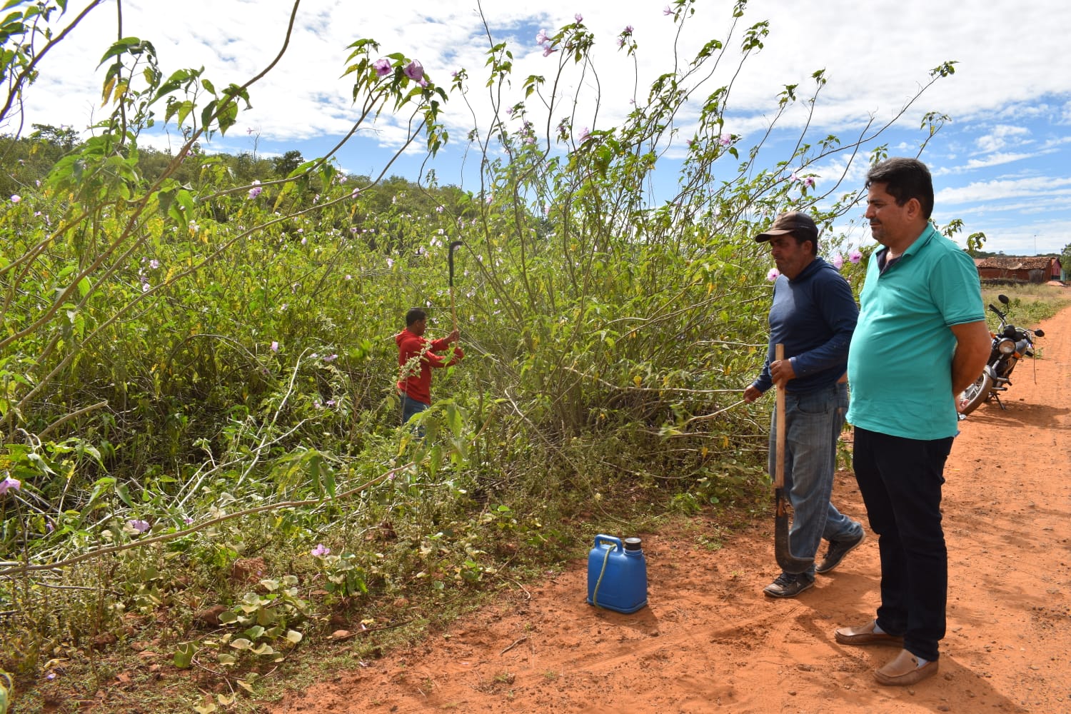 Prefeitura de Picos realiza serviço de roço em comunidade rural