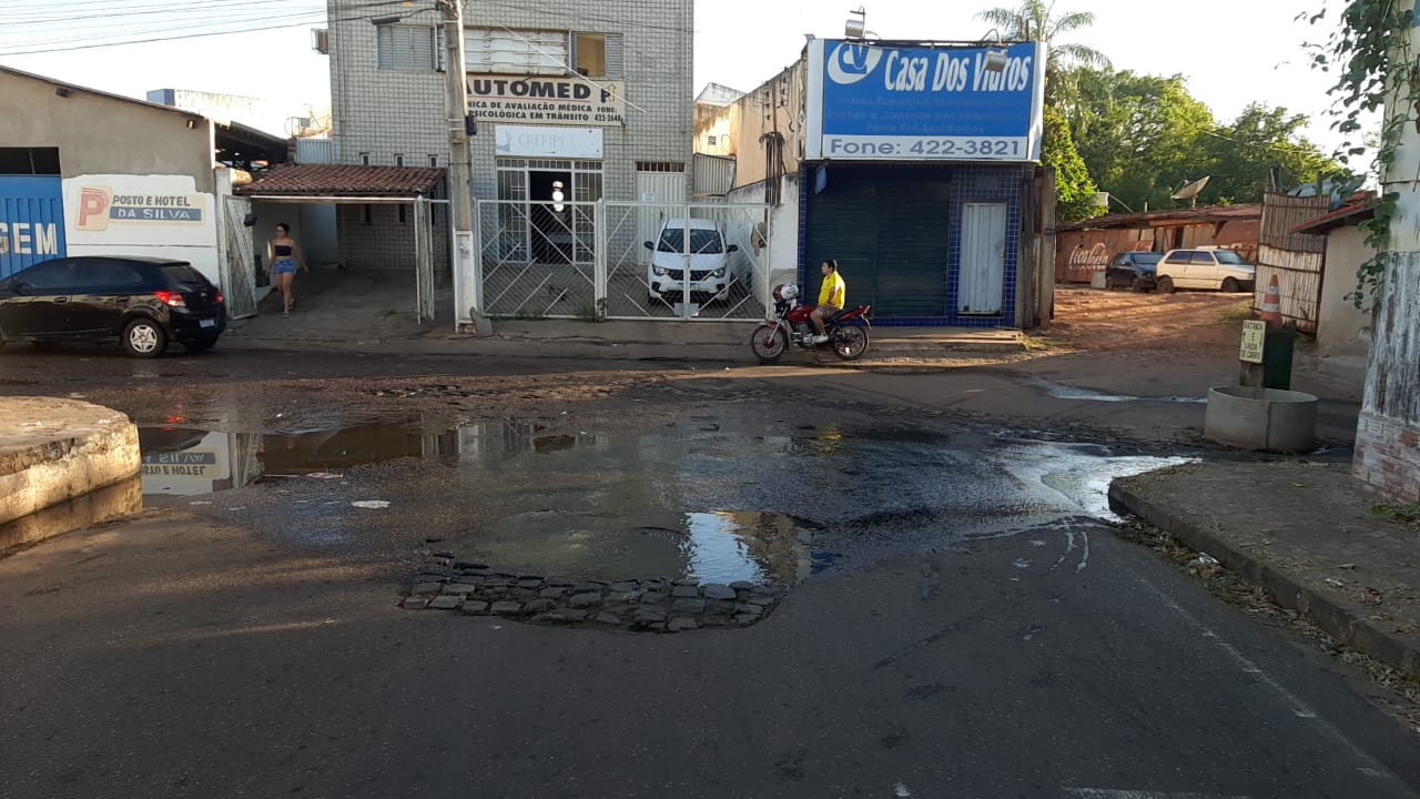 Vazamento de esgoto da AGESPISA em Picos deixa comércios e residências com grave problema sanitário
