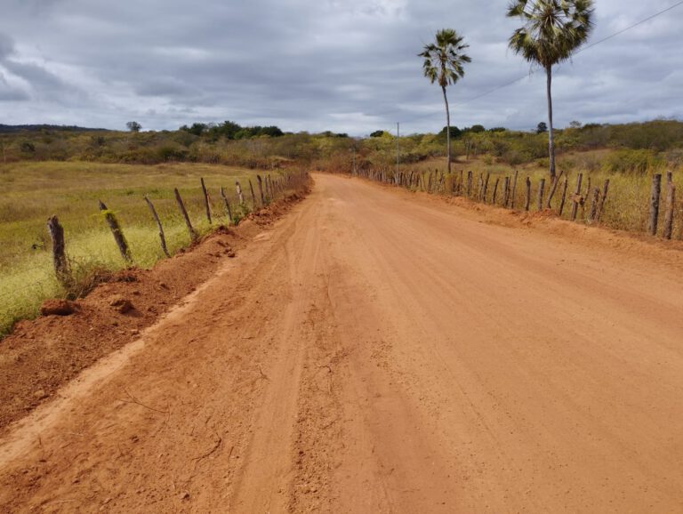 Prefeitura de Picos realiza serviço de terraplenagem e roço na região do Junco dos Monteiros